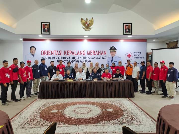 Jajaran pengurus PMI Kota Padang Panjang poto bareng dikegiatan orientasi kepramukaan, Selasa (27/2/2024) di Pendopo Rudin Wako.